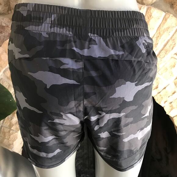 Athleta Mesh Racer Run Short 4" Camo Black Gray Women's Size XS - Picture 4 of 9